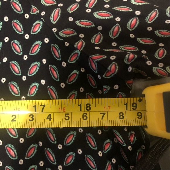 Umgee: V-Neck floral Tunic. Size:(S)  color: Black/pink - Picture 8 of 12